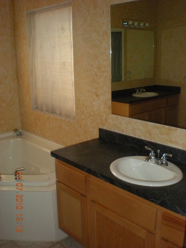 Building Photo - Beautiful 3 Bedroom 2 Bathroom House  **NE...