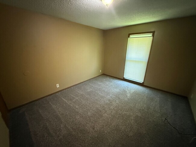 Building Photo - 2BR 1BA Duplex w/ Garage and Shared Yard in Blue Springs