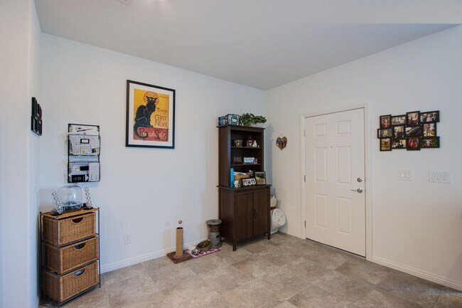 Building Photo - 2 Story Townhouse in Gated Community! Comi...