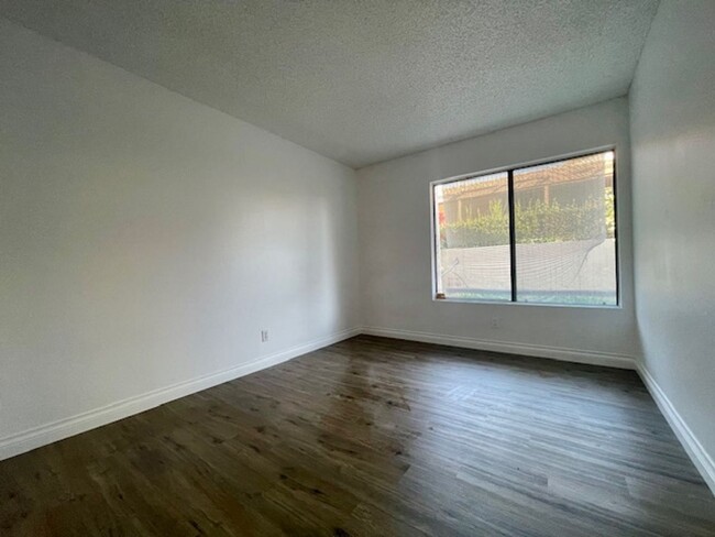 Building Photo - Gorgeously Updated 3 Bedroom Condo in Esco...