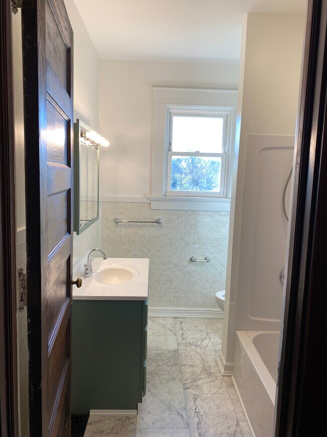 Building Photo - 1003 Maple Ave