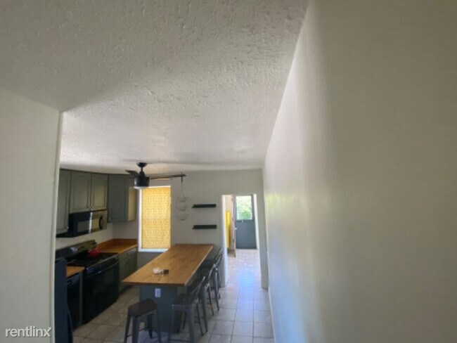 Building Photo - 2 br, 1 bath Apartment - 4963 Botanical Ave