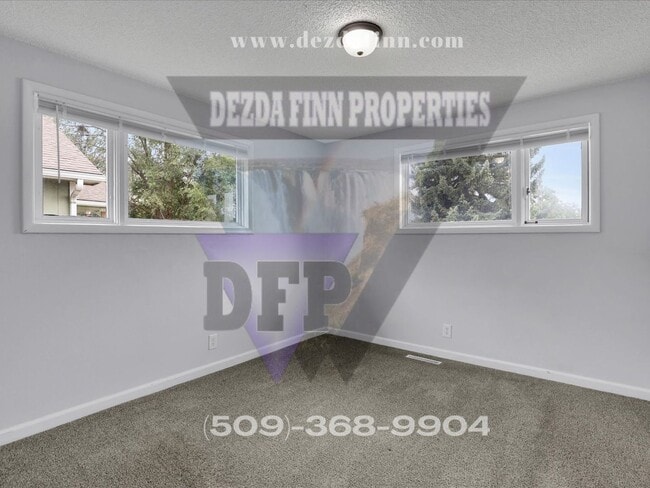 Building Photo - 5 Bed, 2 Bath Home Conveniently Located in...