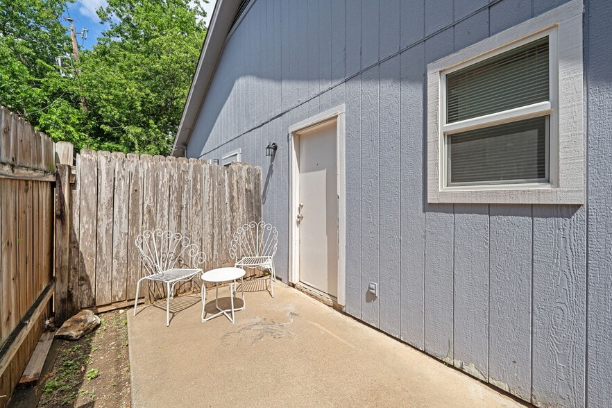 Building Photo - 703 Country Aire Dr