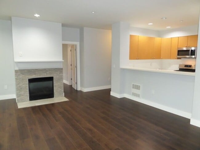 Building Photo - Super Nice 2-Bedroom Townhouse w/Attached ...