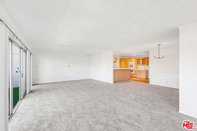 Building Photo - 825 S Gretna Green Way