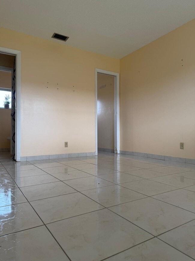 Building Photo - 2737 Emory Dr E