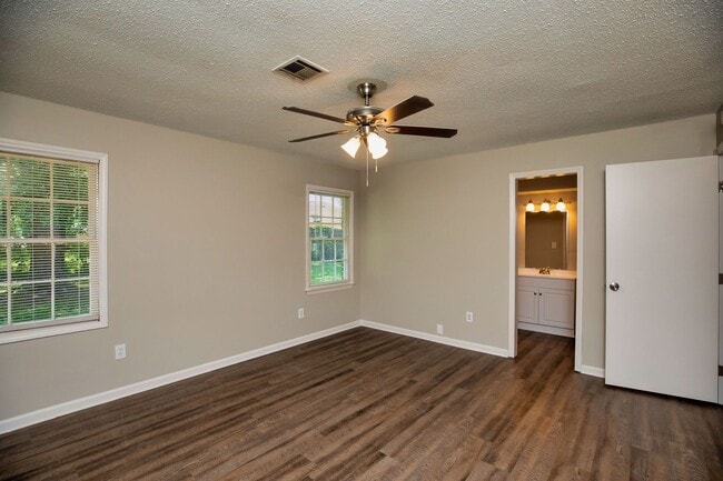 Building Photo - ** 4 Bed 2 Bath located in Ridgefield **Call 334-366-9198 to schedule a self tour