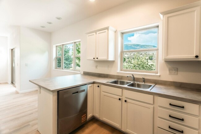Building Photo - 94 Castle Ridge Dr
