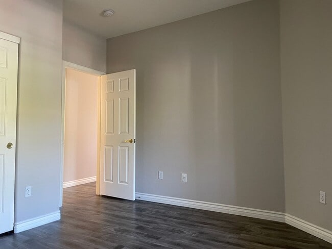 Building Photo - 2 Bedroom Summerlin Condo - Gated community