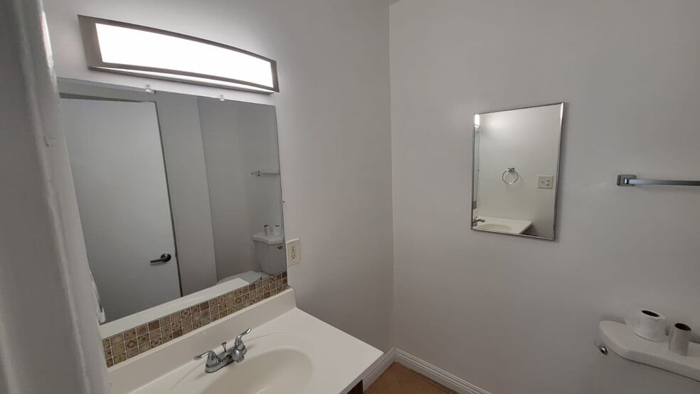 Building Photo - 13129 Oxnard St
