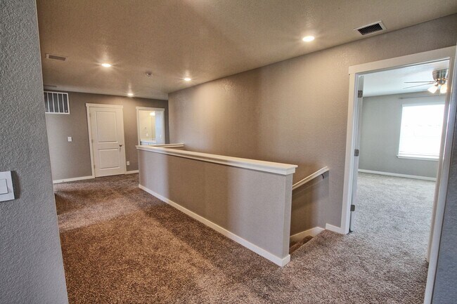 Building Photo - 6 bed 4 bath 3 car garage Crystal Valley Ranch house