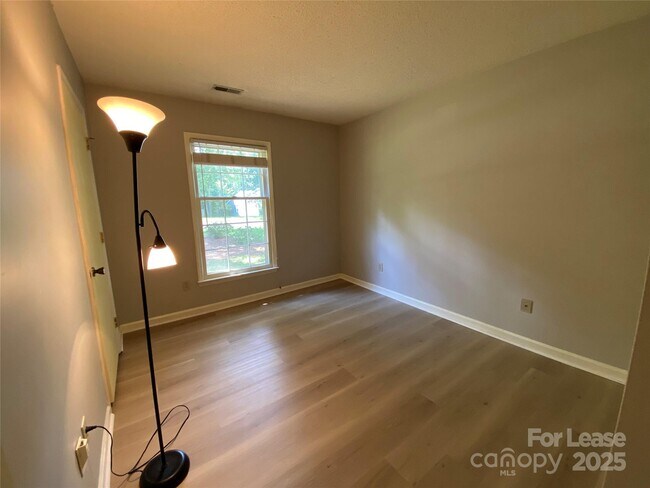 Building Photo - 1025 Thornsby Ln