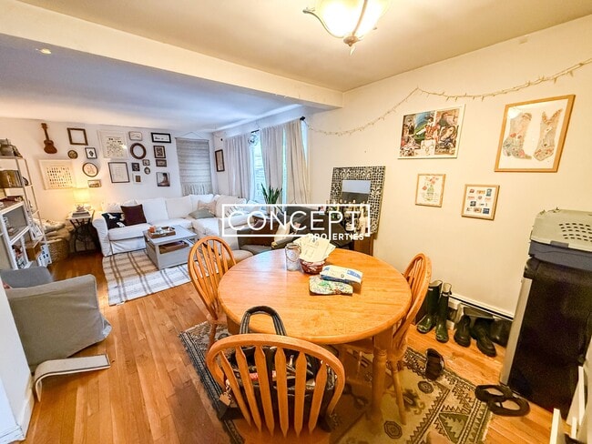 Building Photo - 22 Murdock St