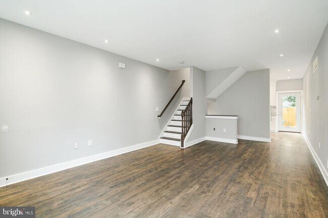 Building Photo - 2026 Montrose St