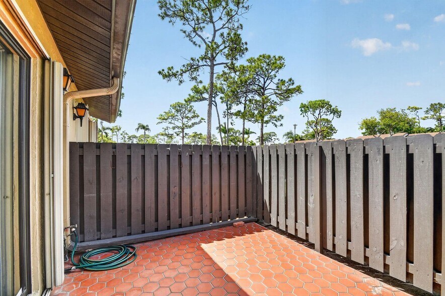 Building Photo - 704 Sunny Pine Way