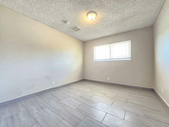 Building Photo - Beautiful interior and Convenient feature!...