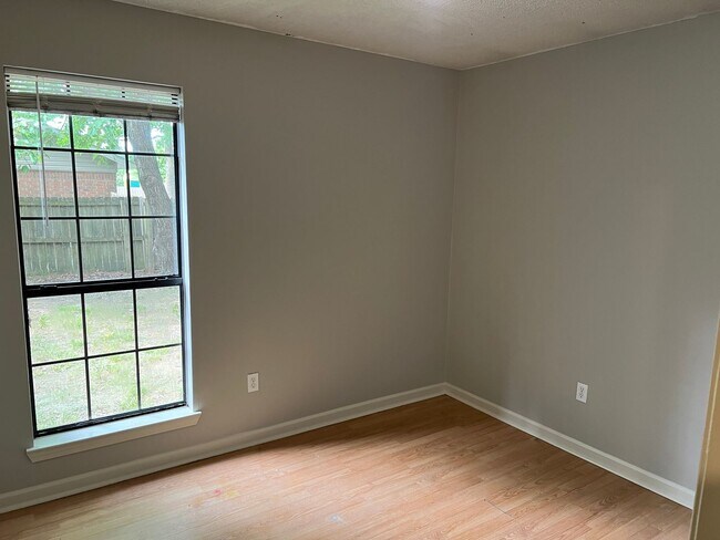 Building Photo - 2135 Raintree Dr