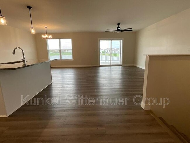 Building Photo - 812 Applewood Creek Dr