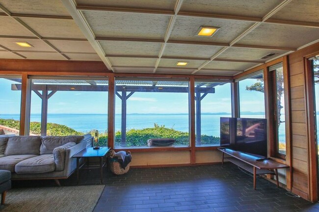 Building Photo - Stunning Furnished Water View Home on West...