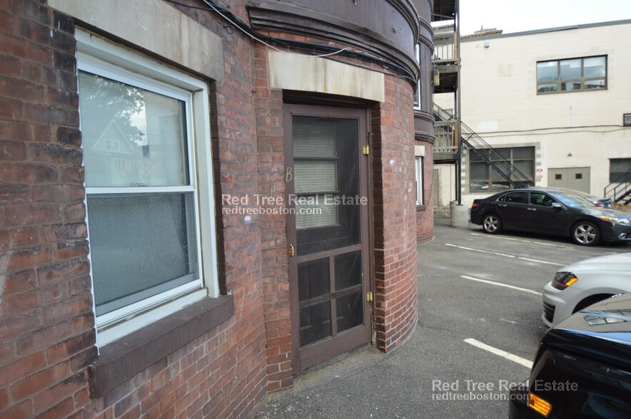 Building Photo - 1589 Beacon St