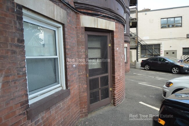 Building Photo - 1589 Beacon St
