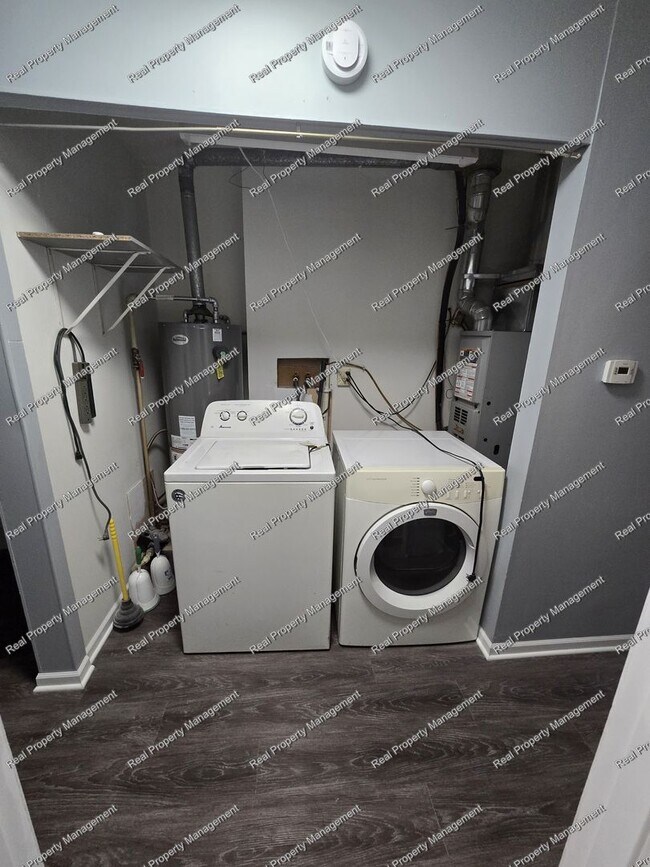 Building Photo - Three Bedroom Ranch