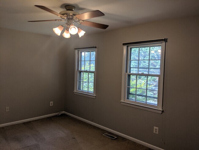 Bedroom #2 with double windows and ceiling fan - 46675 Winchester Dr