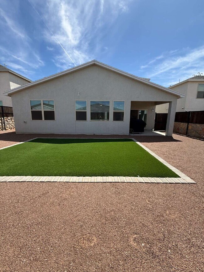 Building Photo - 2233 Sandstone Pl