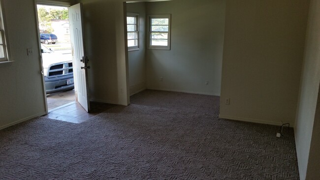 Building Photo - 307 Ponderosa Ln