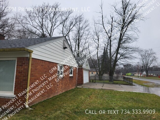 Building Photo - Home in Southfield!