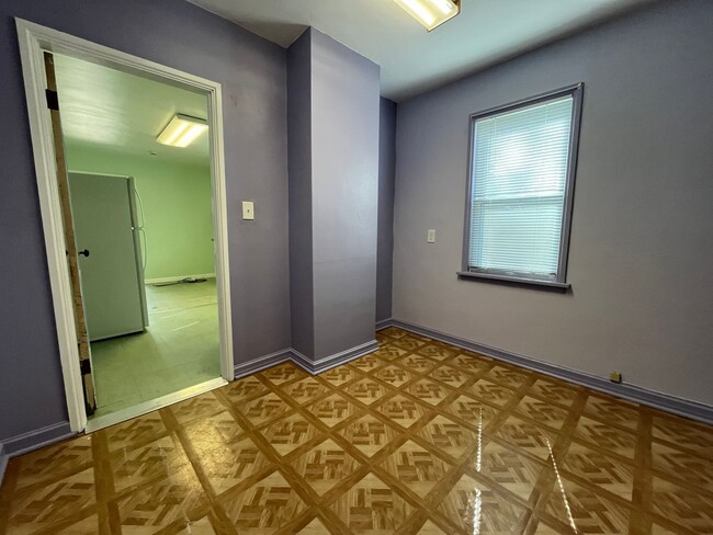 Building Photo - Charming 2-Bedroom Home Downtown Available...