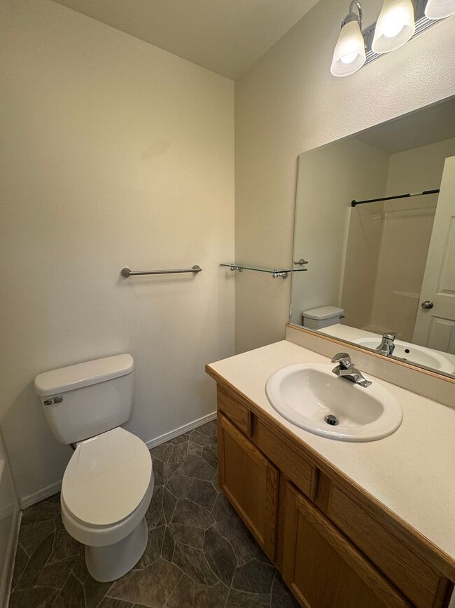 Building Photo - 3 bedroom in downtown Eagle River