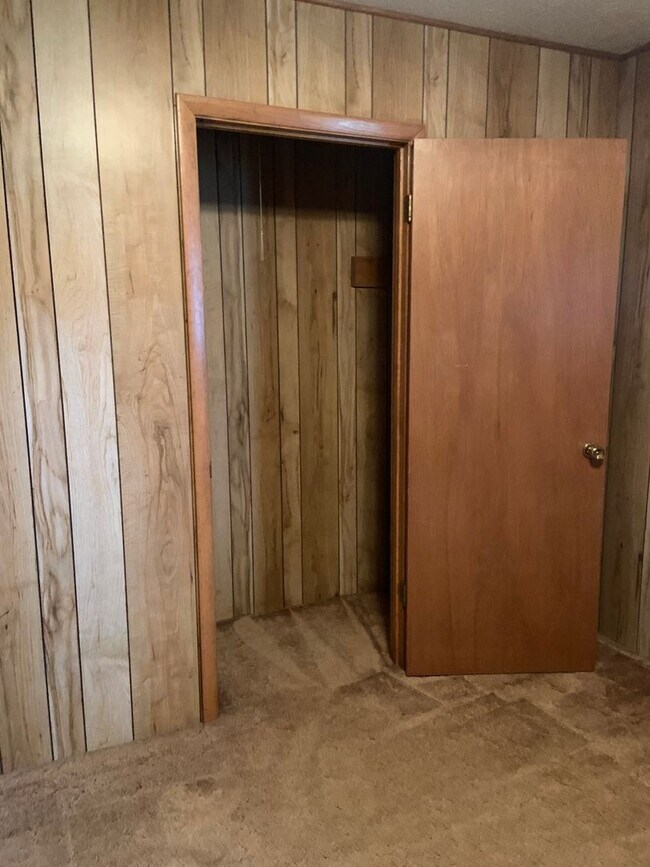 Building Photo - 404 Pinecrest Dr