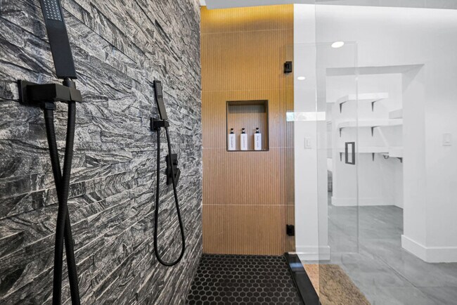 Building Photo - 5313 NE 1st Ave