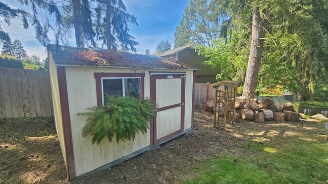 Building Photo - Spacious 4 Bed 3 Bath Home in Sought After...