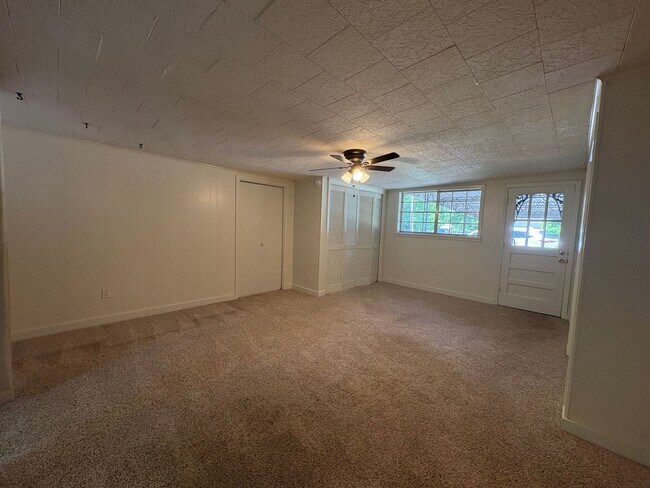 Building Photo - Beautiful 4 bedroom/1 bath with Central Air & Heat on Corner Lot