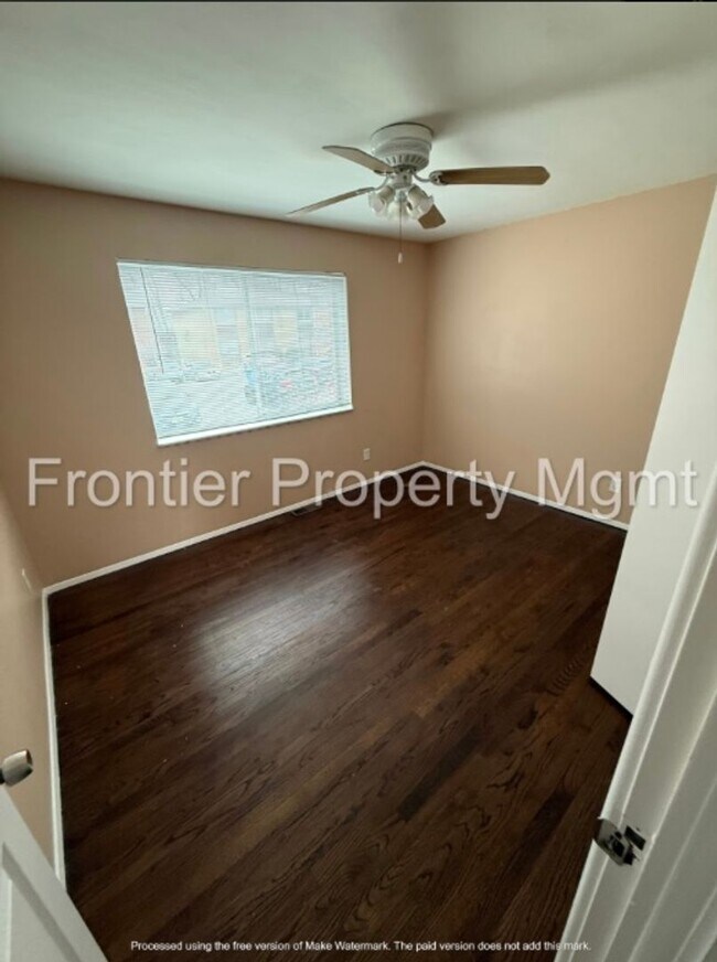 Building Photo - 2 Bedroom, 1 Bath Apartment