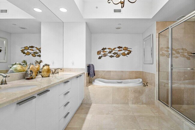 Building Photo - 2640 Lake Shore Dr