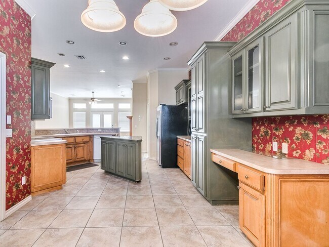 Building Photo - Beautiful Home With Lake View - 3 Bed + 2 Bath