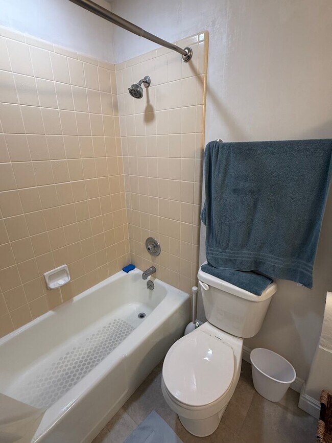 Building Photo - Beautiful condo with walk out entry and 2 parking stalls