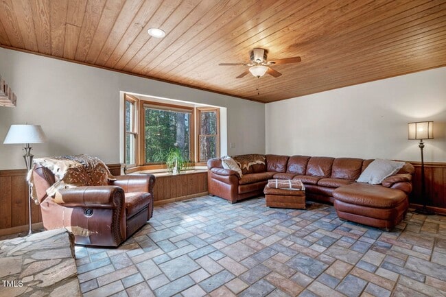 Building Photo - Mini Farm on 2 acres
