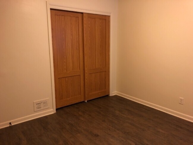 Building Photo - 2106 Lake Point Dr