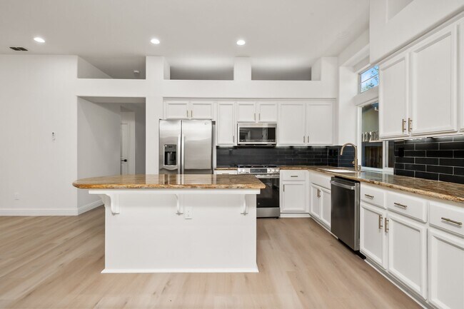 Building Photo - 302 Carlina Ct