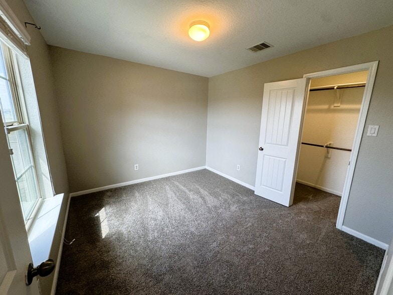 Building Photo - 615 Calm Ct