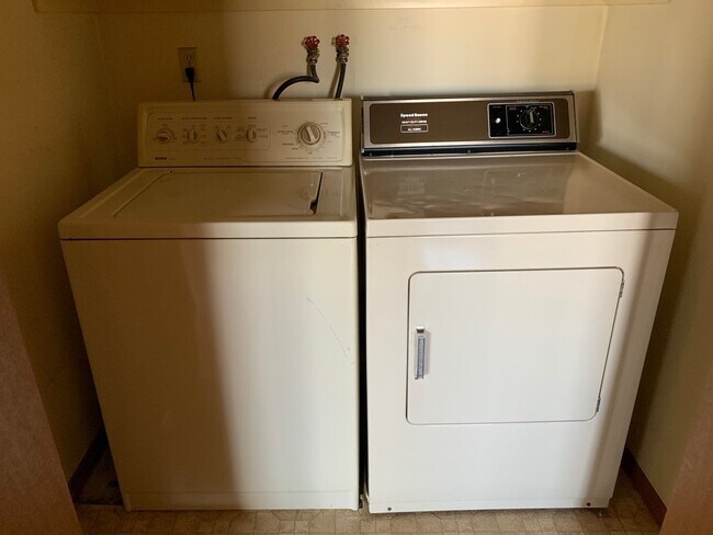 Building Photo - 2 Bedroom 2 Bathroom Condo Close to Campus!