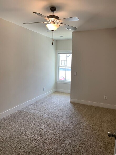 Building Photo - Owens Crossing Townhome