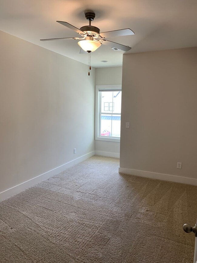 Building Photo - Owens Crossing Townhome
