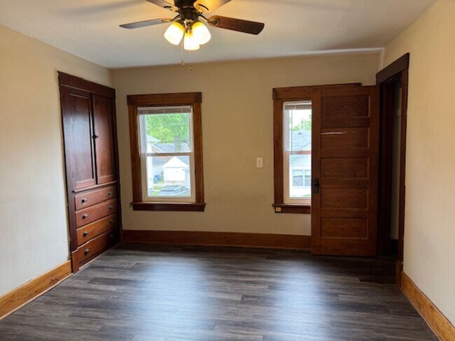 Building Photo - 2 Bed Updated Kitchen must See!