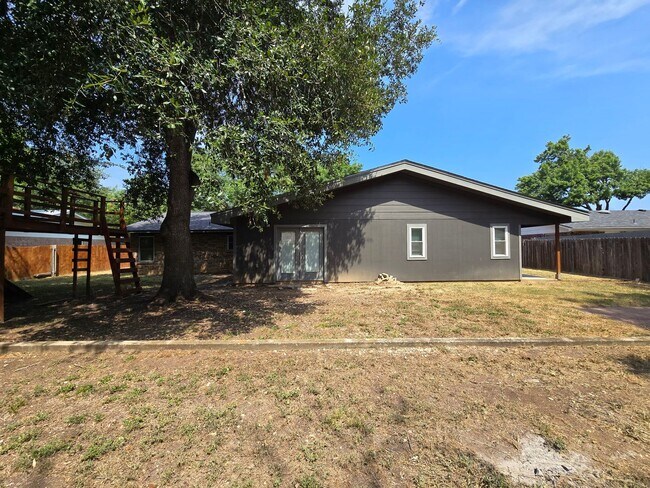 Building Photo - 1.5 Miles to Gruene / Fridge, Washer & Dryer Included / 2 Living Areas / Tons of Space / No Carpe...